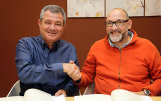 Los Presidentes de los respectivos patronatos satisfechos del convenio firmado. José Pablo Gadea (Fundació Mediambiental y patrono de Fundación Phi) y Félix Balboa (Fundación Phi). Foto: Marcos Soria